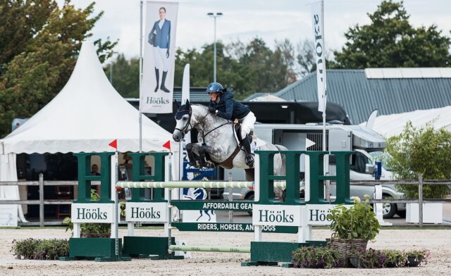 Home ๐๐๐** ๐๐ซ๐ฆ๐๐ฅ๐จ ๐๐๐๐ ๐ My first showjumping event as a photographer. Produced 40+ reels and took a few pictures during the week. From heavy rain to sunshine, I learned a lot. Thanks for having me @csiermelo ๐คฉ On to the next show! ๐ #showjumping #fei #csiermelo #equestrianphotography #paardensport